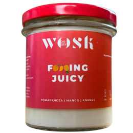 Naturalna świeca sojowa Dobry Wosk o zapachu Fcuking Juicy, w słoiku z intensywnie czerwoną etykietą i czerwonym wieczkiem.
