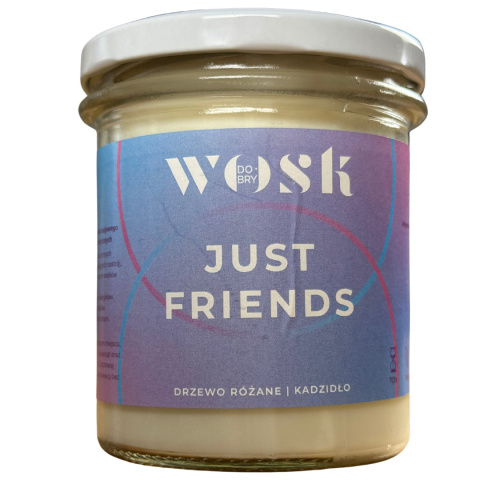 Naturalna świeca sojowa Dobry Wosk o zapachu Just Friends, w słoiku z gradientową etykietą w odcieniach różu i niebieskiego.