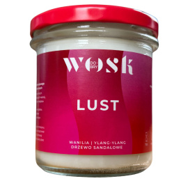 Naturalna świeca sojowa Dobry Wosk o zapachu Lust, w eleganckim słoiku z intensywnie różową etykietą i czerwonym wieczkiem.
