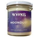 Naturalna świeca sojowa Dobry Wosk o zapachu Moondust, w eleganckim słoiku z gradientową etykietą w odcieniach fioletu i złota.